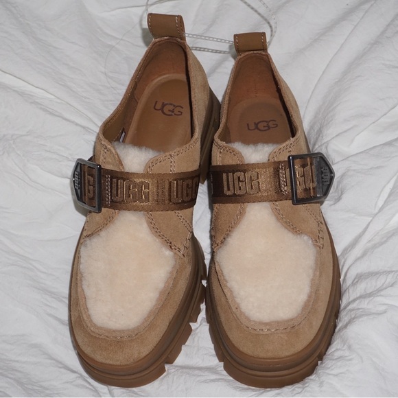 UGG SHOES NEW - Picture 2 of 3